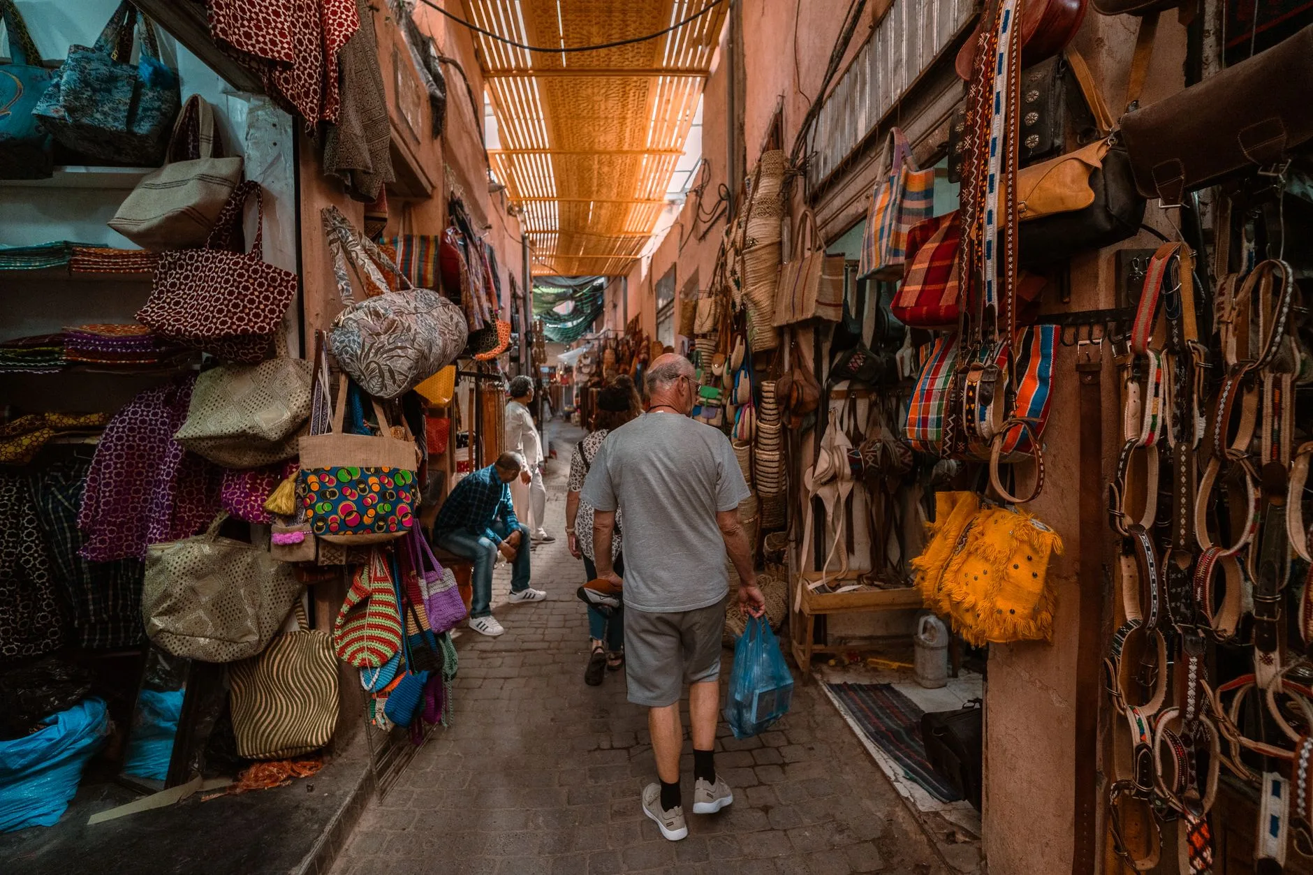 Allée d'un marché animé dans la médina de Marrakech