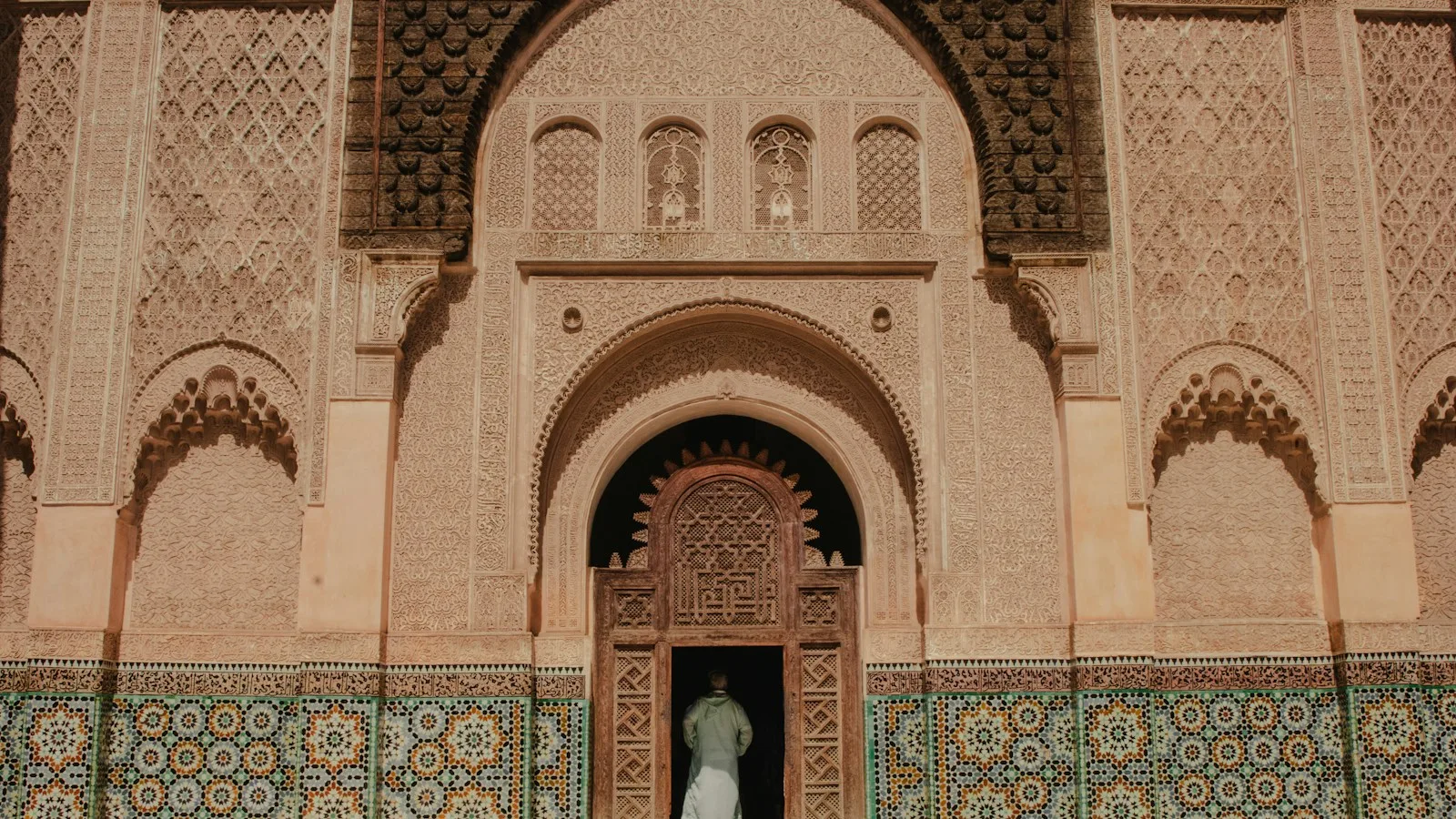 Façade sculptée de la médersa Ben Youssef à Marrakech, au Maroc