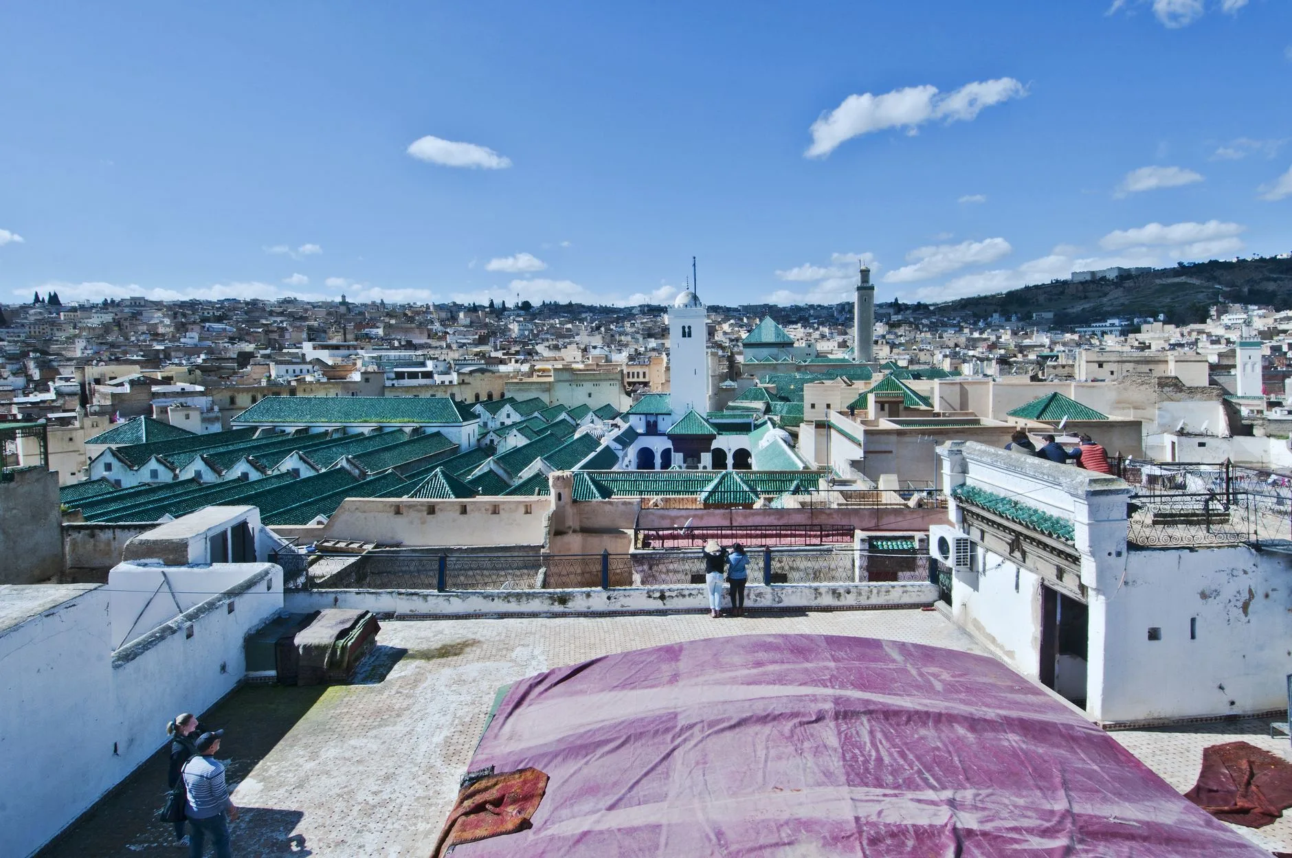 Vue panoramique sur la médina de Fès depuis un toit