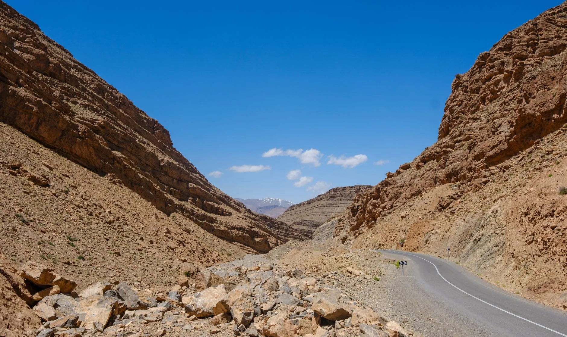 Route sinueuse dans les montagnes de l'Atlas au Maroc