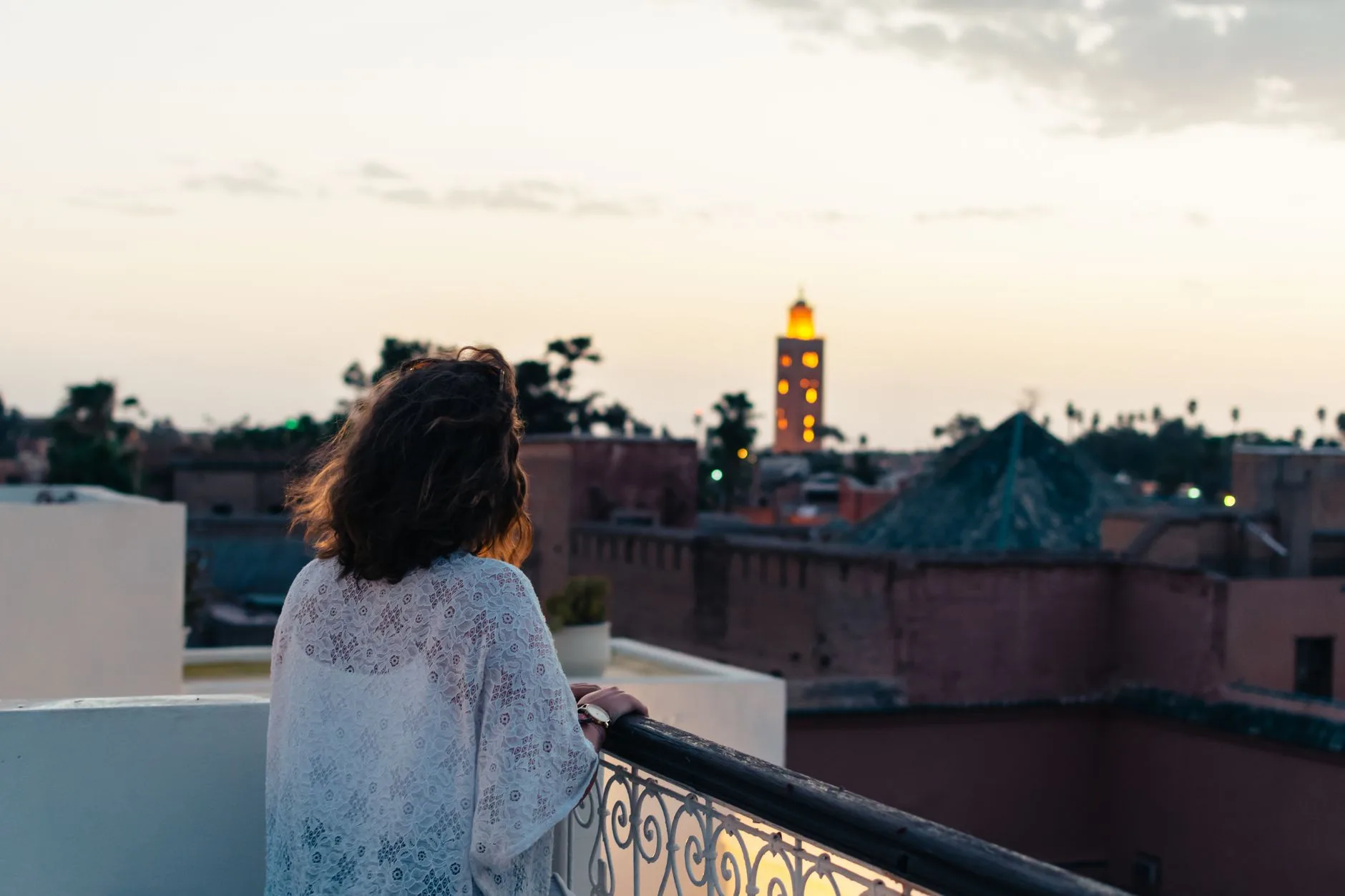 Terrasse de riad et toits de la médina de Marrakech