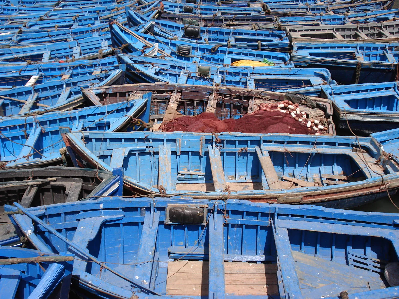 Le port de pêche et ses barques bleues