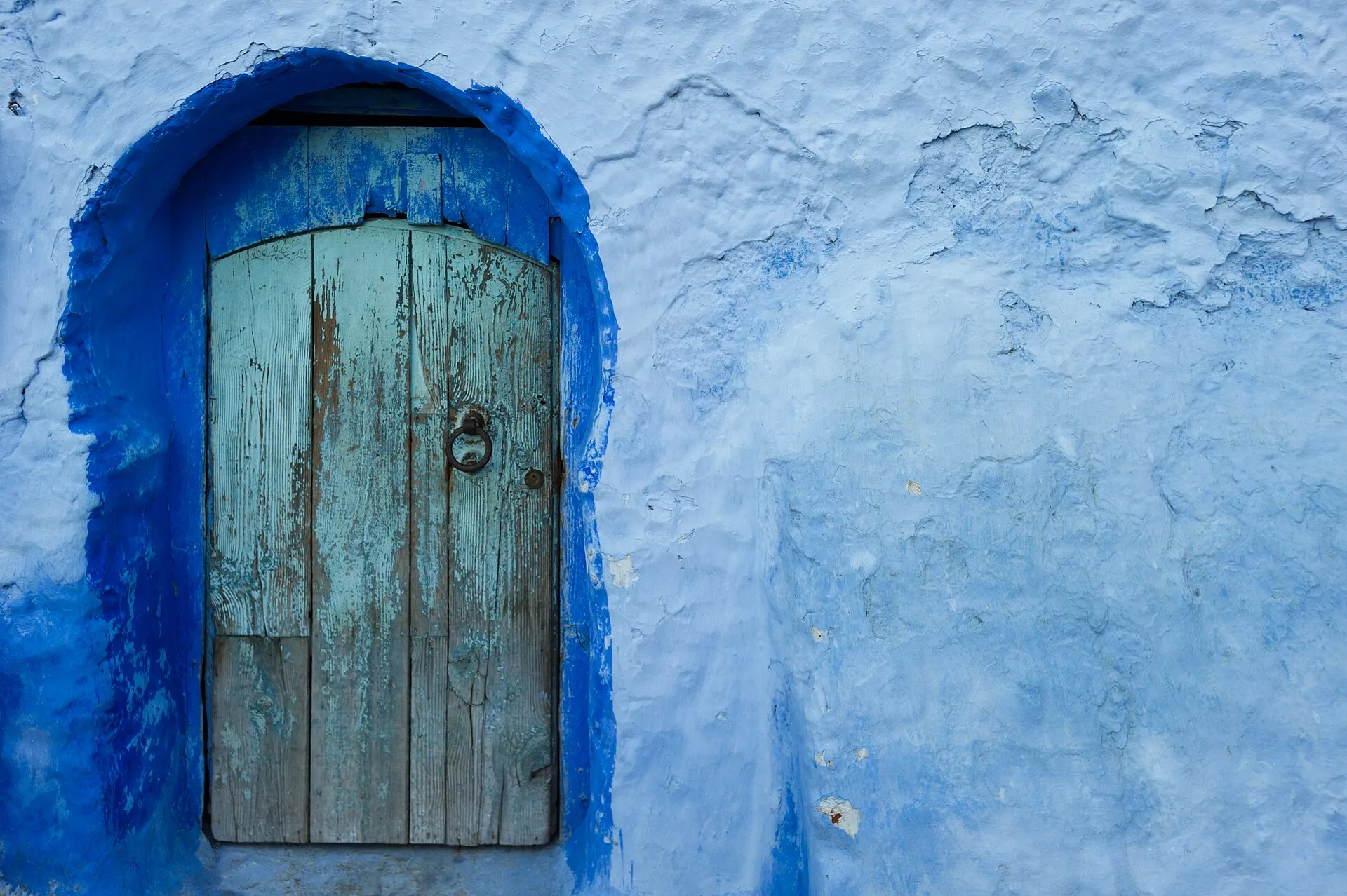 Ruelle bleue de la médina de Chefchaouen dans les montagnes du Rif